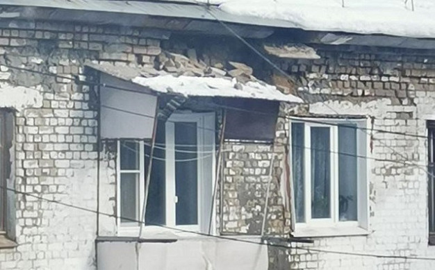 В ивановском многоэтажном доме оголился каркас крыши из-за выпавших кирпичей